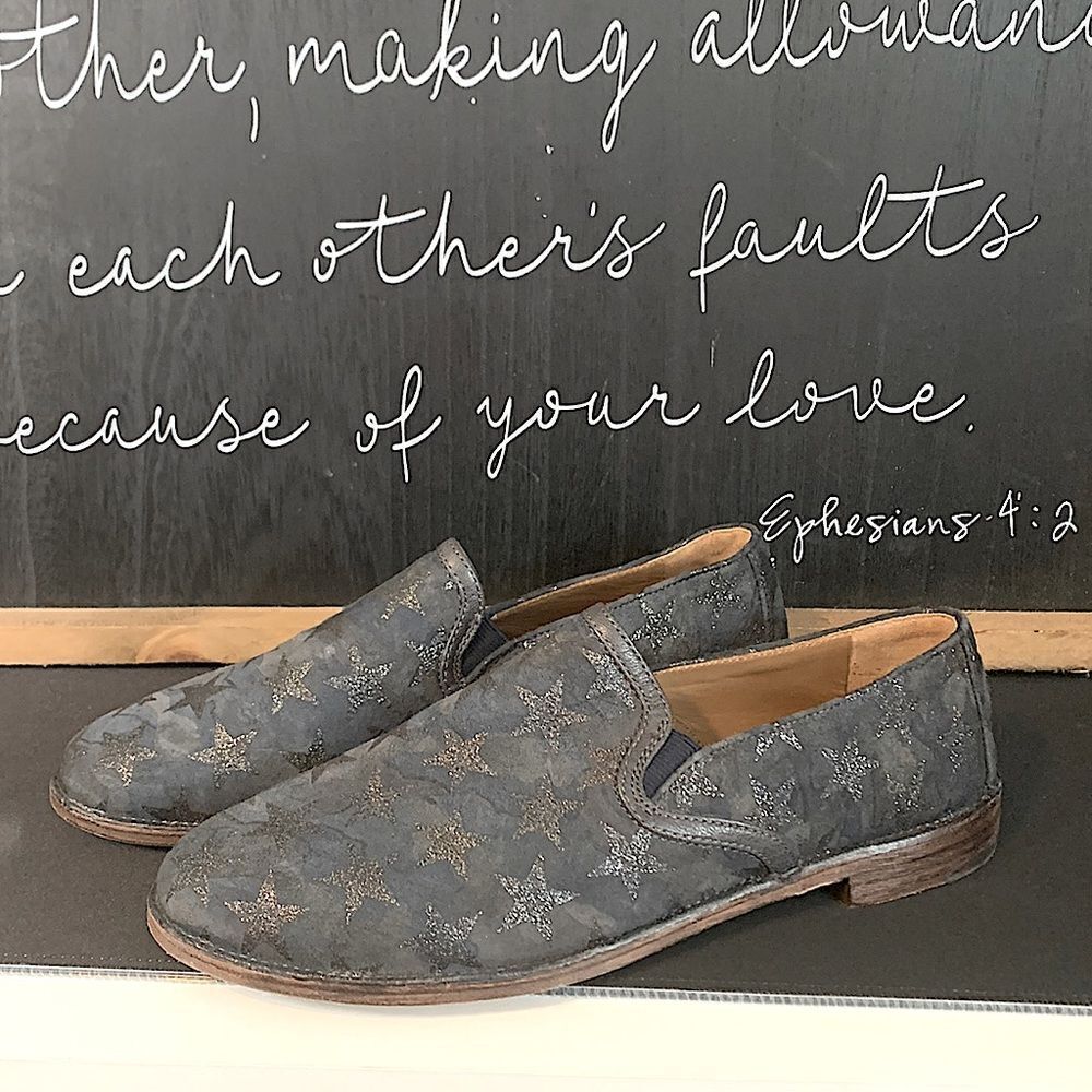 Trask NWOB/NWOT navy metallic star loafers size 8
